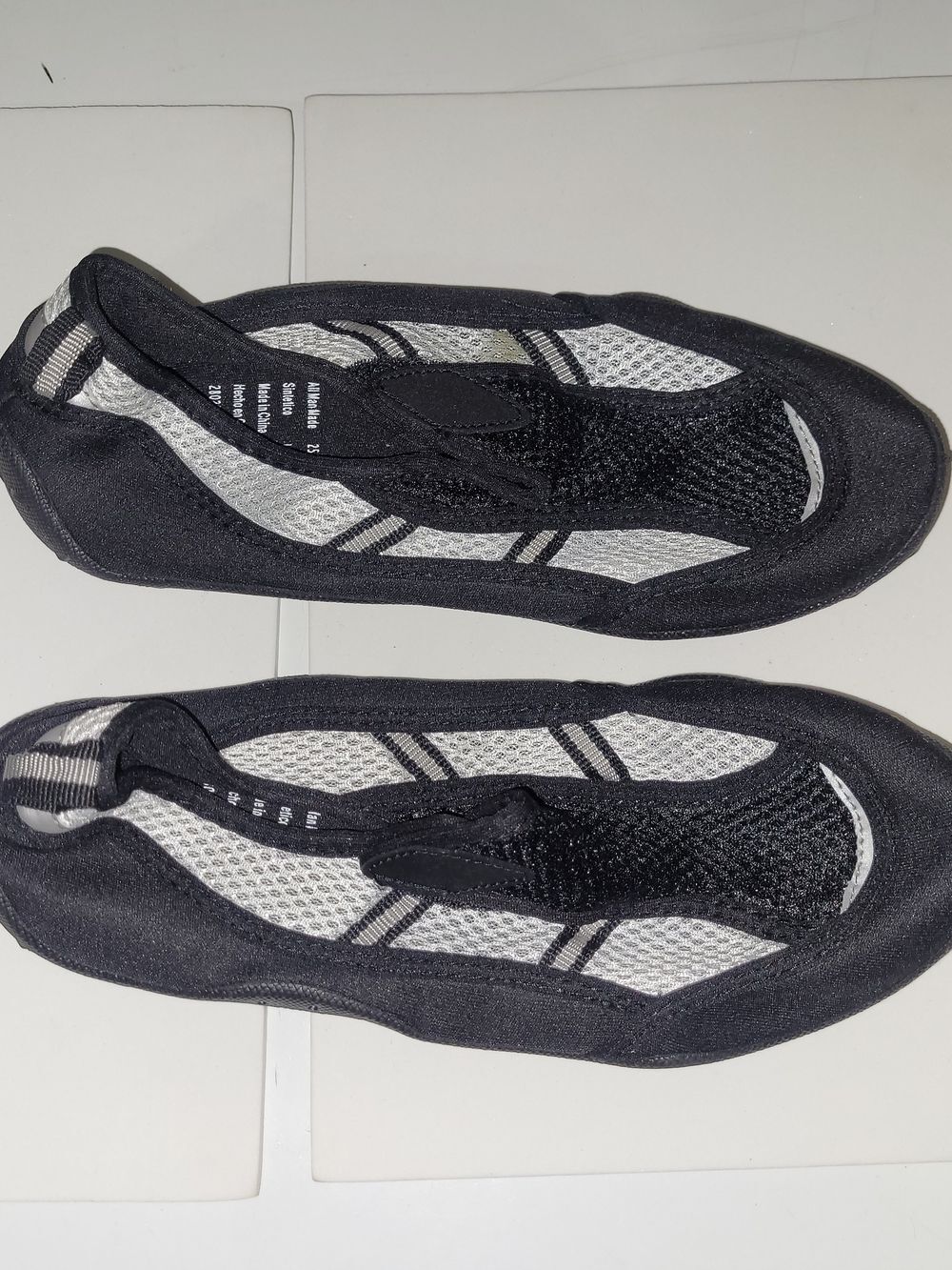 Women's Black & White Water Shoes small 5/6